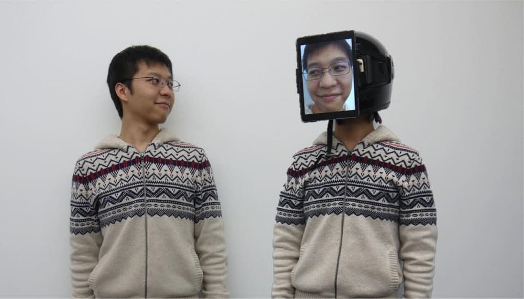Immagine raffigurante un uomo giapponese che porta sul viso un tablet con display