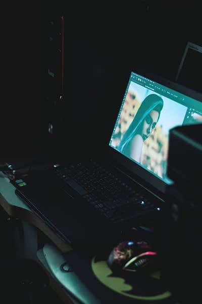 Immagine raffigurante un computer di un Incel con l'immagine di una donna sullo schermo
