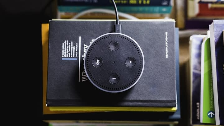 Immagine di un dispositivo Echo Home su una pila di libri 