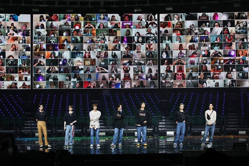 BTS sul palco e sullo sfondo gli spettatori virtuali che assistono da remoto