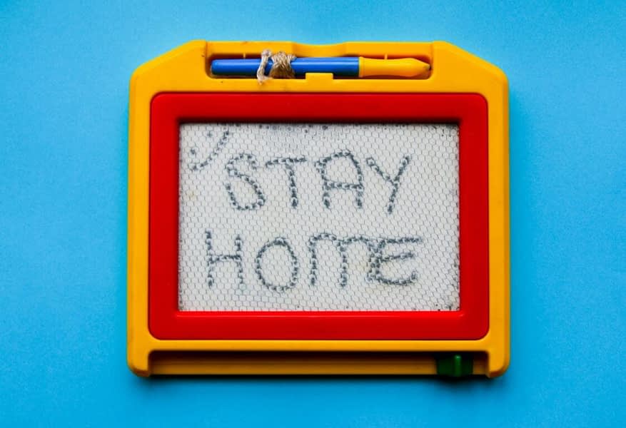 Immagine raffigurante una lavagna magnetica giocattolo con su scritto "Stay Home"
