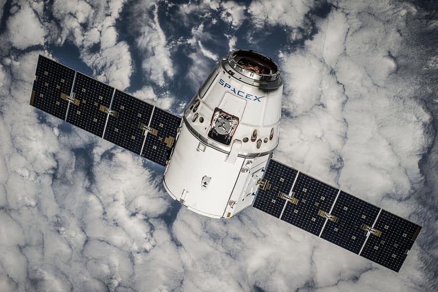 Immagine raffigurante un satellite della SpaceX in orbita attorno alla Terra
