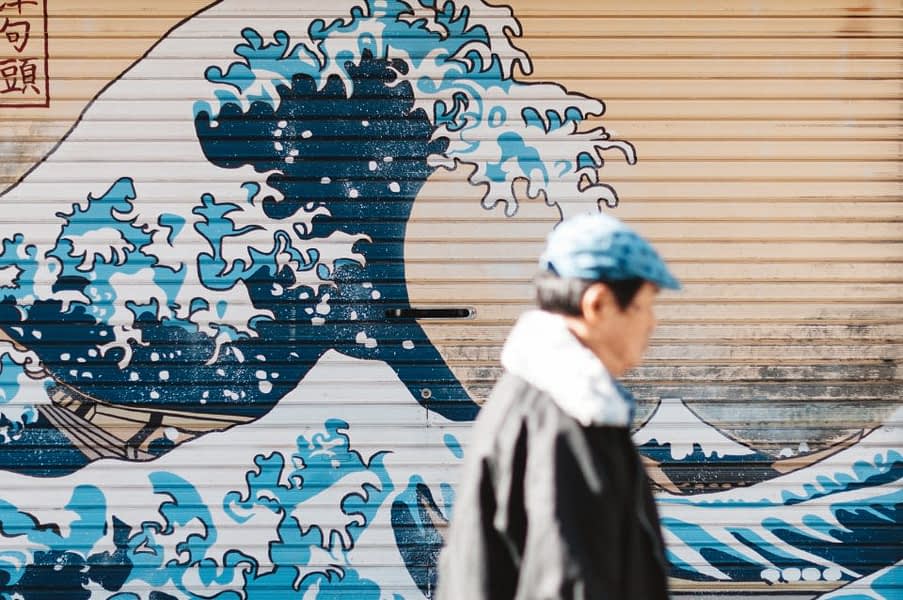 Immagine raffigurante un anziano giapponese che passeggia