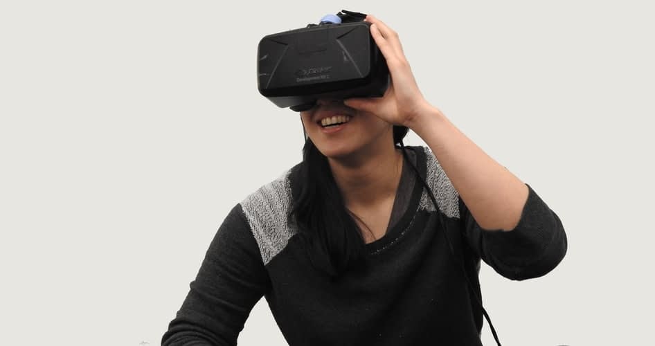 Immagine raffigurante una donna che sorride e indossa un visore VR 