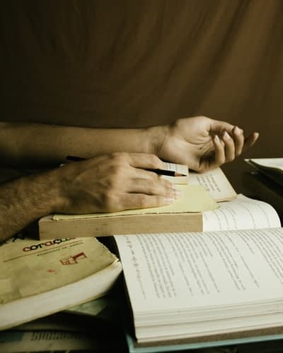 Immagine raffigurante due mani che tengono un libro aperto